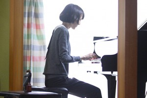 お宅で眠るピアノの目を覚まし、元気を与えます！ピアニスト／作曲家　平井真美子　訪問演奏レポート